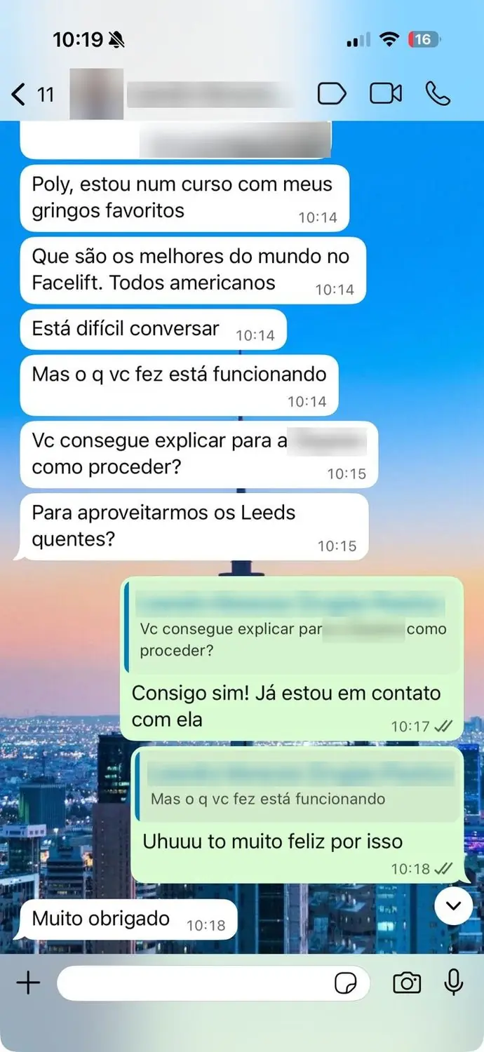 Print de conversa com cliente (dados borrados): cliente comemorando os leads quentes