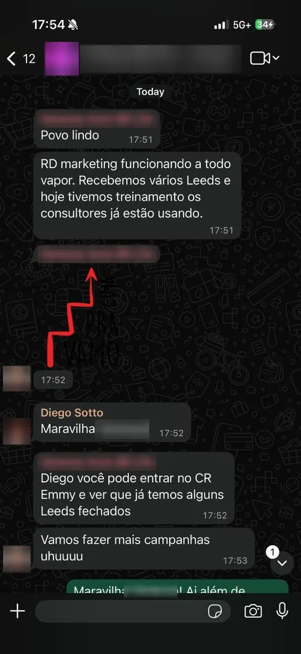 Print de conversa com cliente (dados borrados): cliente comemorando leads e vendas fechadas