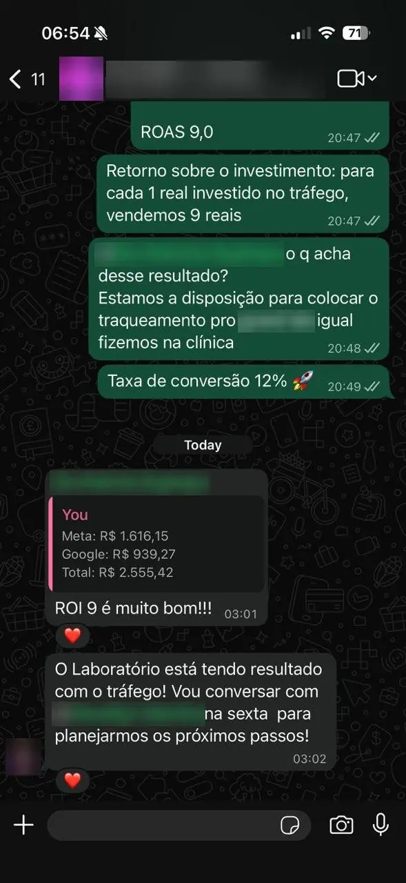 Print de conversa com cliente (dados borrados): ROAS 9,0 e taxa de conversão de 12%