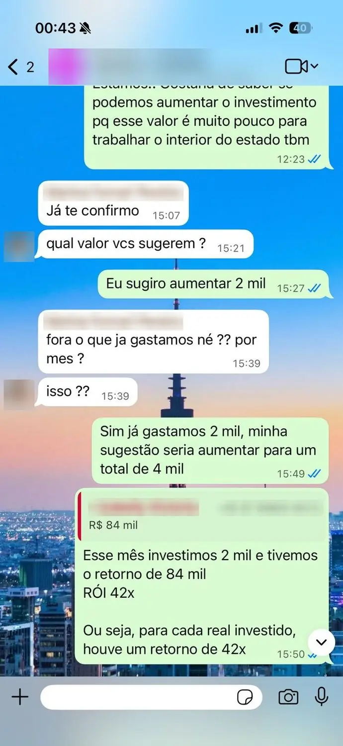 Print de conversa com cliente (dados borrados): R$ 2 mil investidos e R$ 84 mil de retorno, ROI 42x
